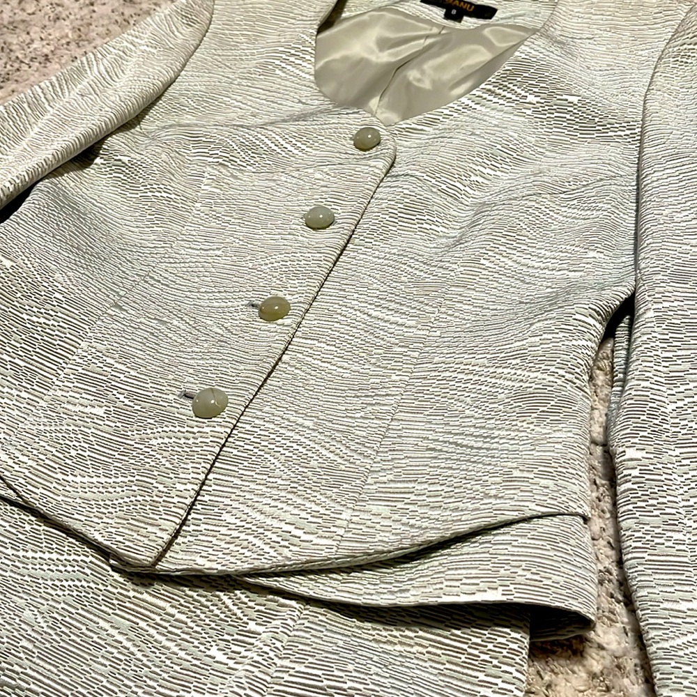 Banu Paris sz 8 lined textured suit. Jade like buttons. Smoke/Pet free